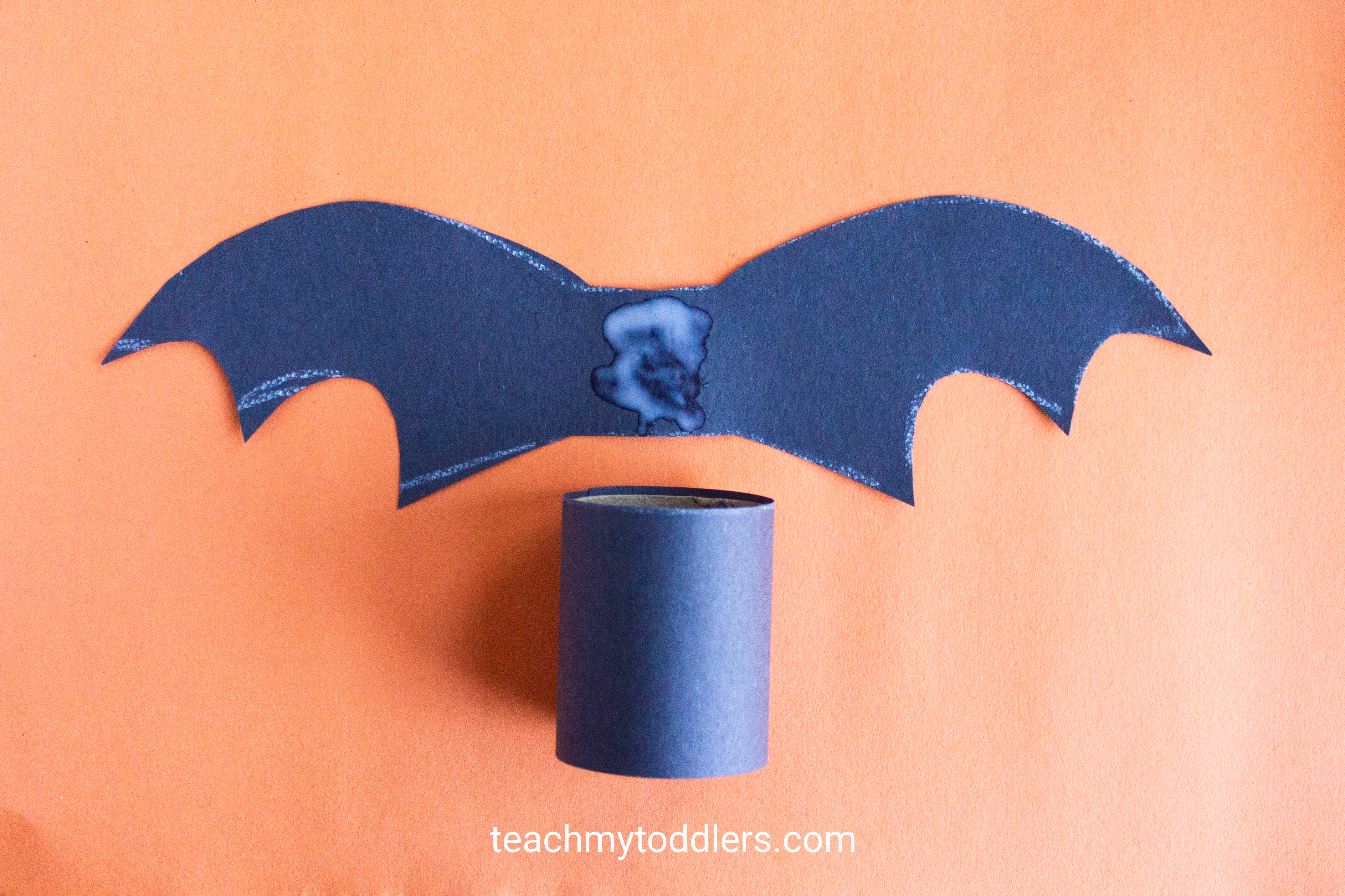 Discover how to make this paper bat craft for toddler's halloween activity