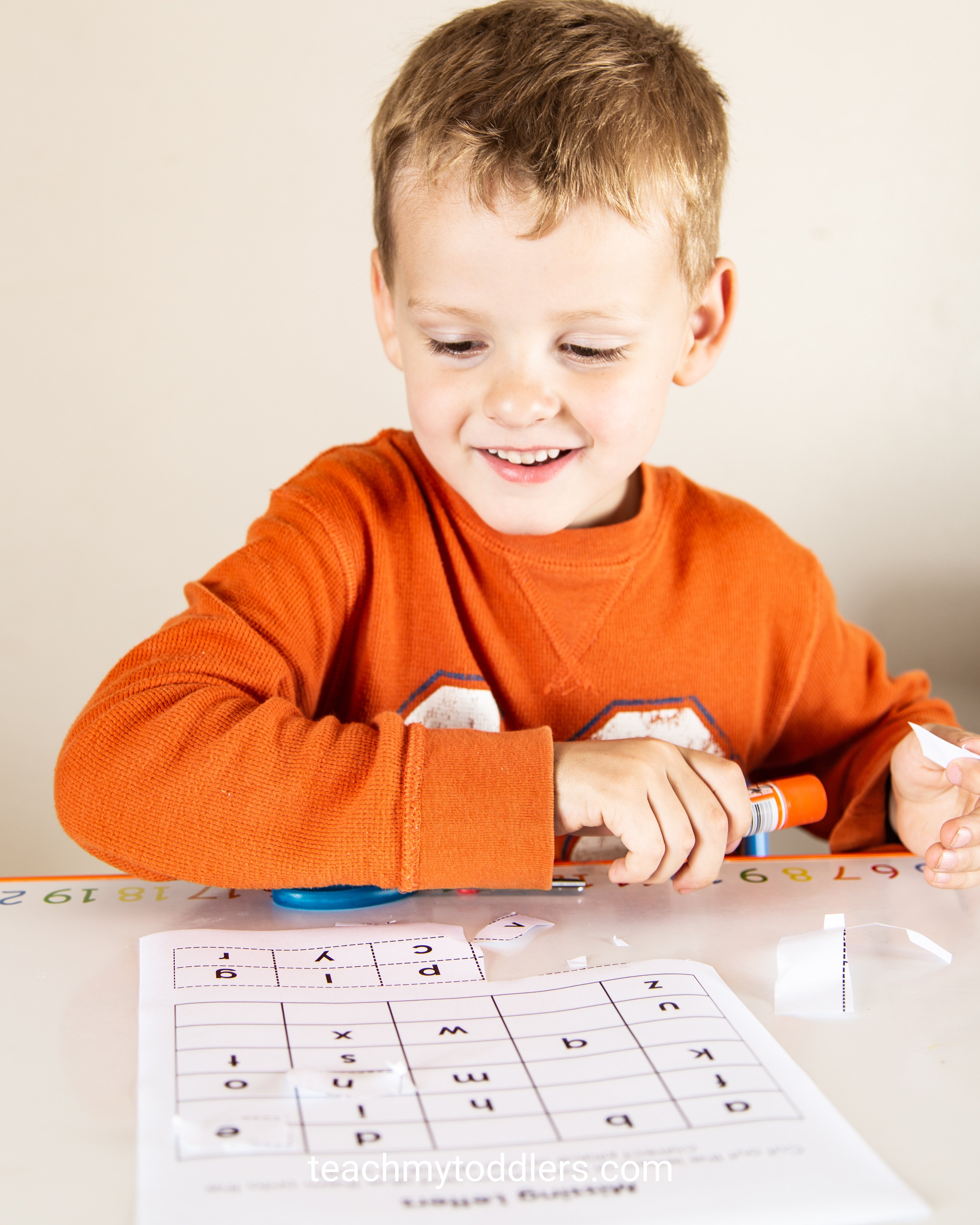 Learn when to teach letters, numbers, colors and shapes to your toddlers