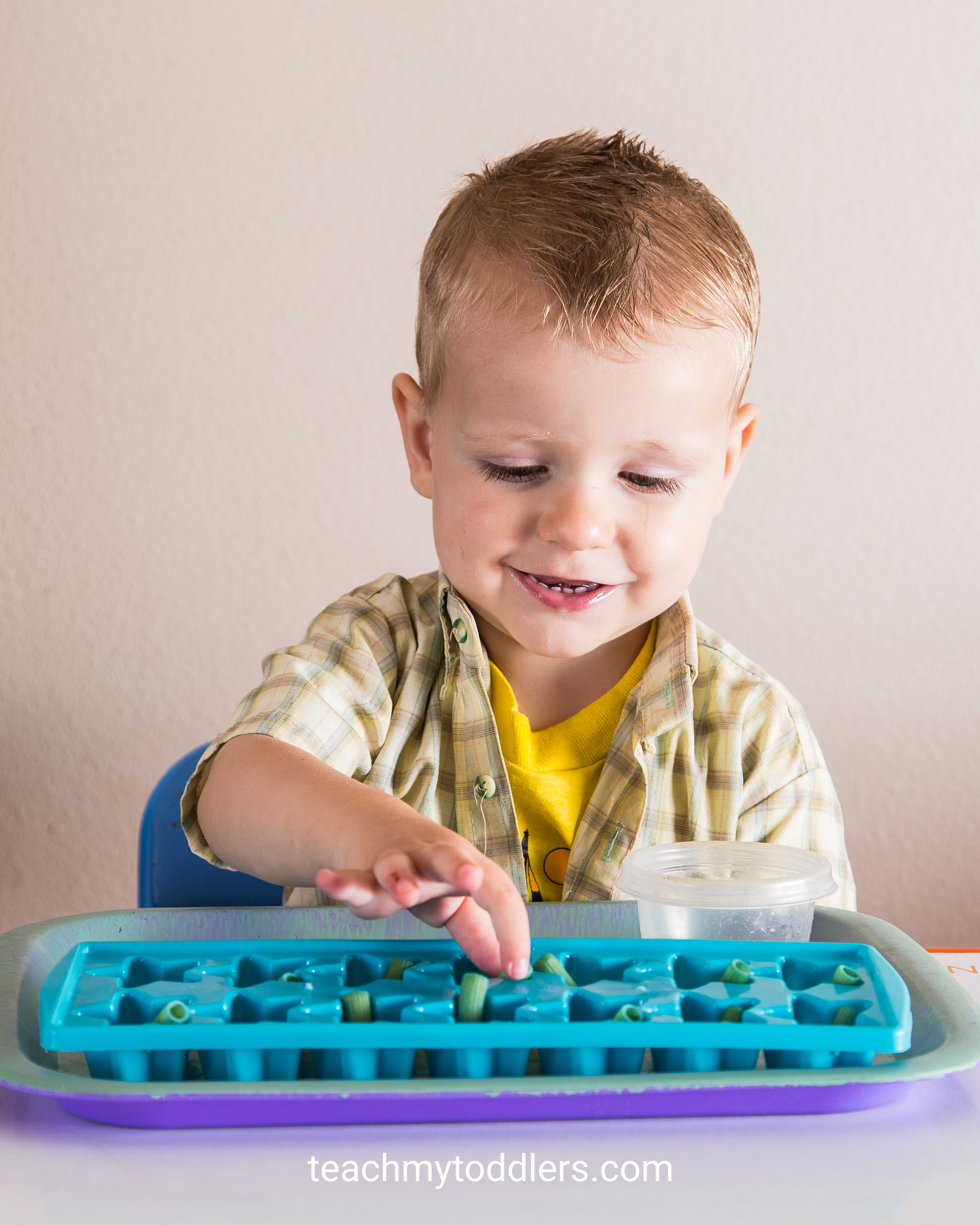 Find out how to teach your toddlers the color blue with these tot tray activities
