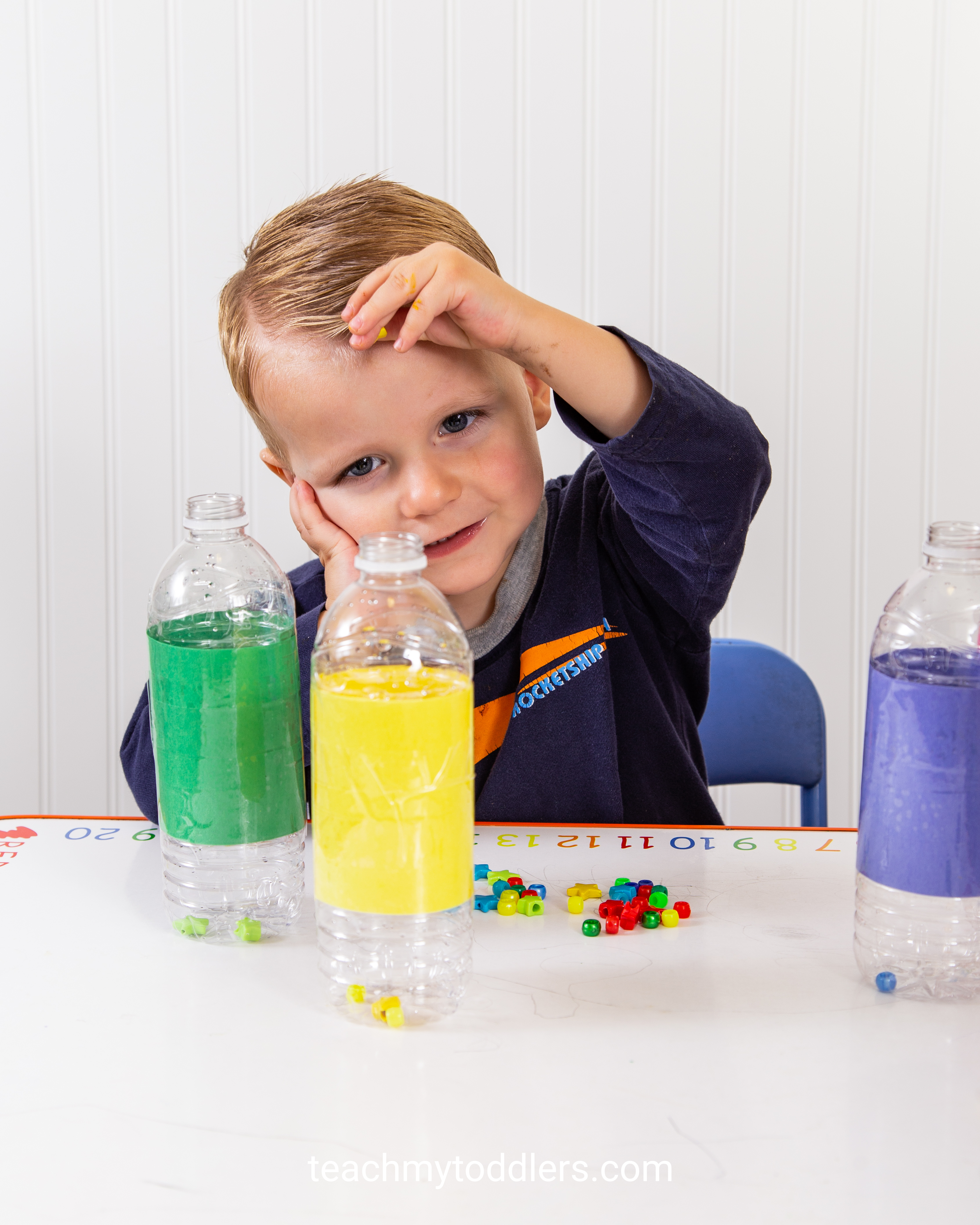 A fun game to teach your toddlers colors using beads and water bottles