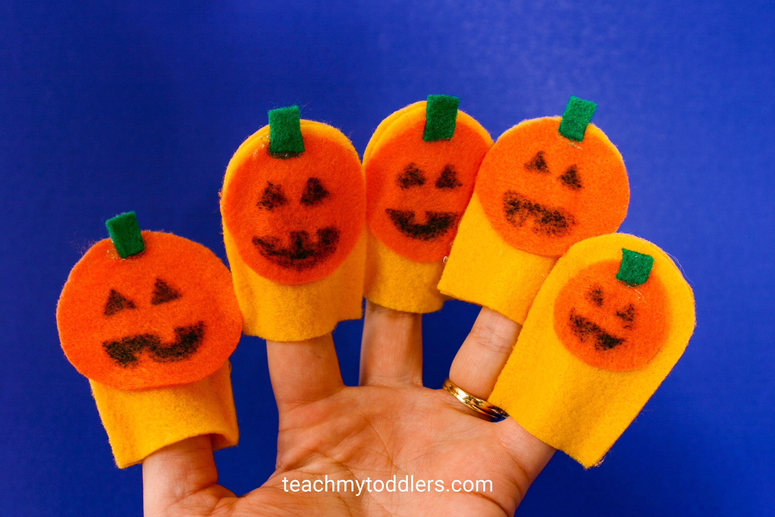 Learn how to make these finger puppets to teach toddlers about halloween