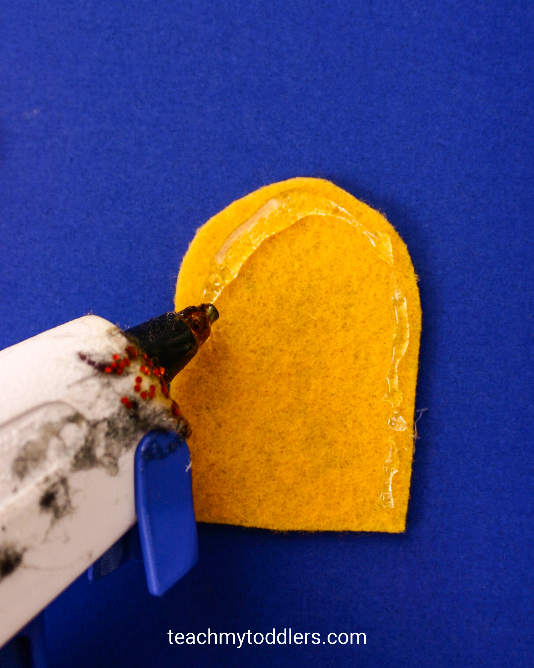 Learn how to make these fun finger puppets to teach toddlers about halloween
