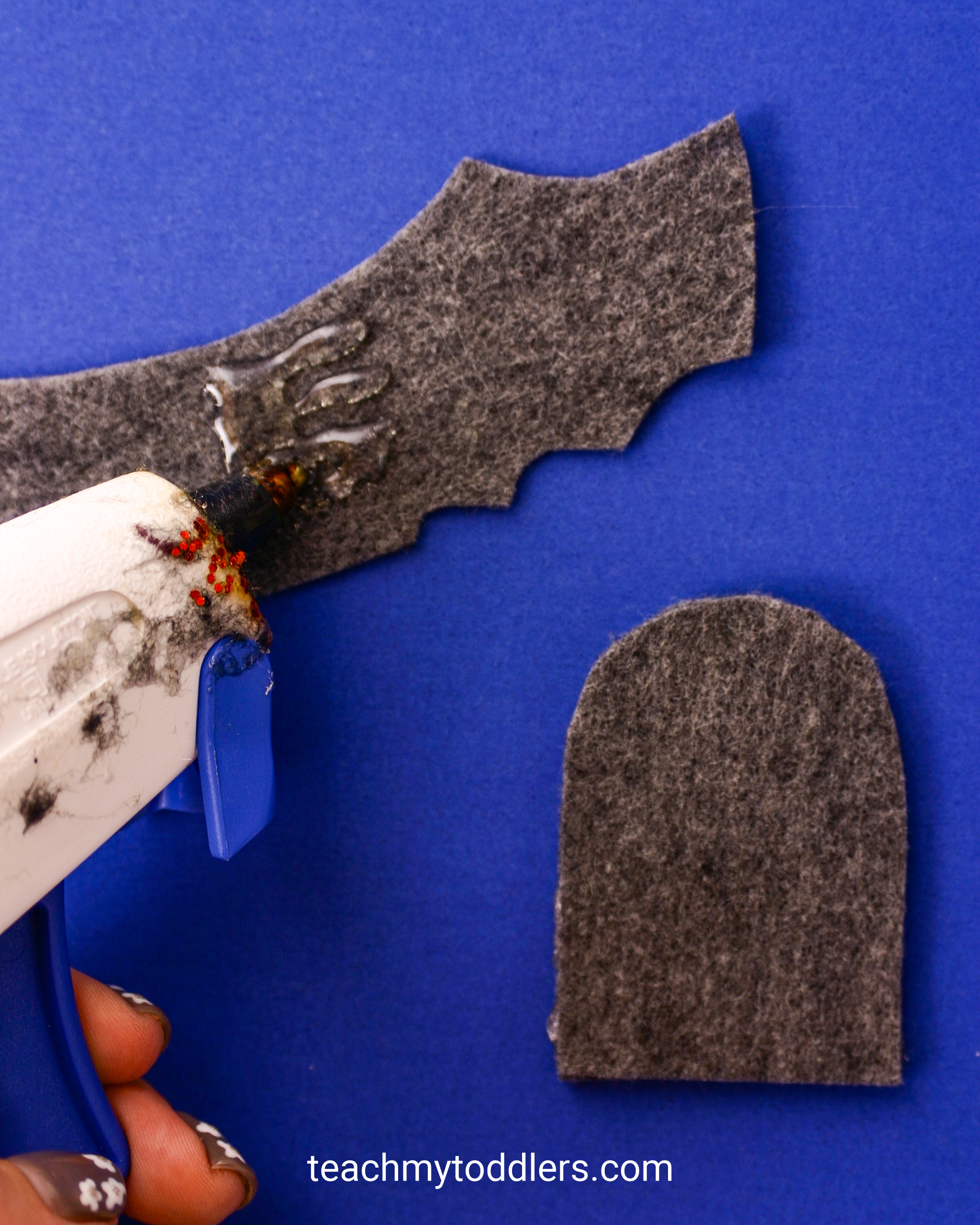 Learn how to make these fun finger puppets to teach your toddlers about halloween